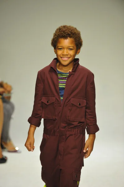 Model walks the runway during the Parsons preview — Stock Photo, Image