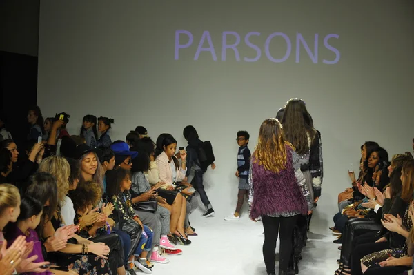 Modelleri pist Parsons önizleme sırasında yürümek.