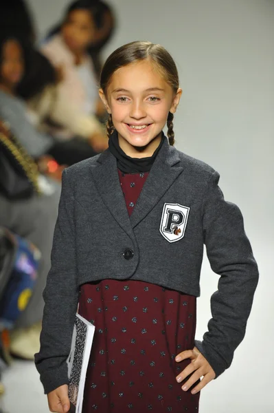 Modeli pist Parsons önizleme sırasında yürür.