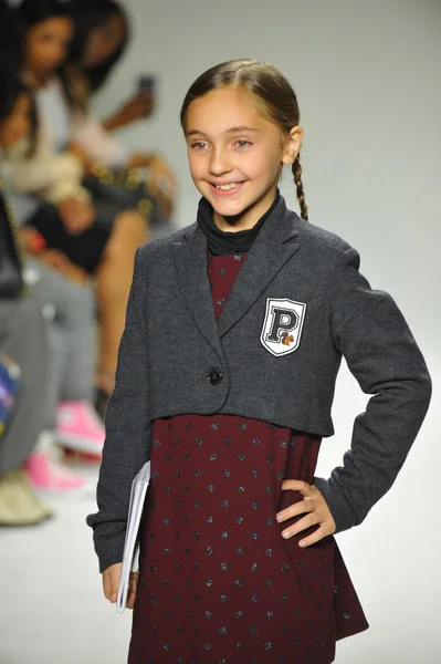 Modeli pist Parsons önizleme sırasında yürür.