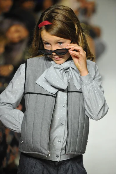 Model walks the runway during the Parsons preview — Stock Photo, Image