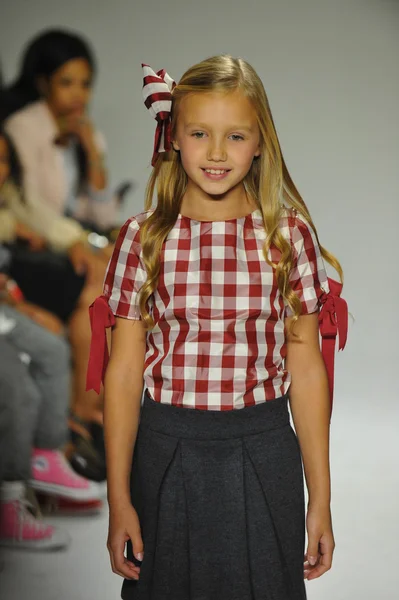 Modeli pist Parsons önizleme sırasında yürür.