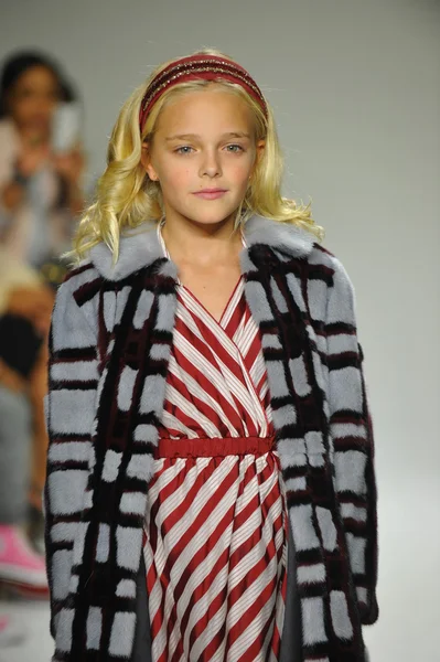 Modeli pist Parsons önizleme sırasında yürür.