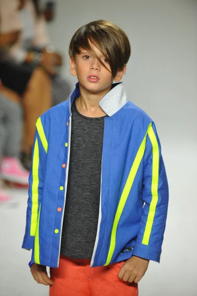 Modeli pist Parsons önizleme sırasında yürür.