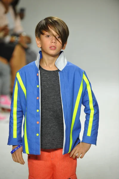 Modeli pist Parsons önizleme sırasında yürür.