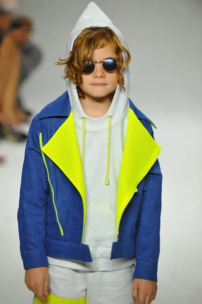 Model walks the runway during the Parsons preview — Stock Photo, Image