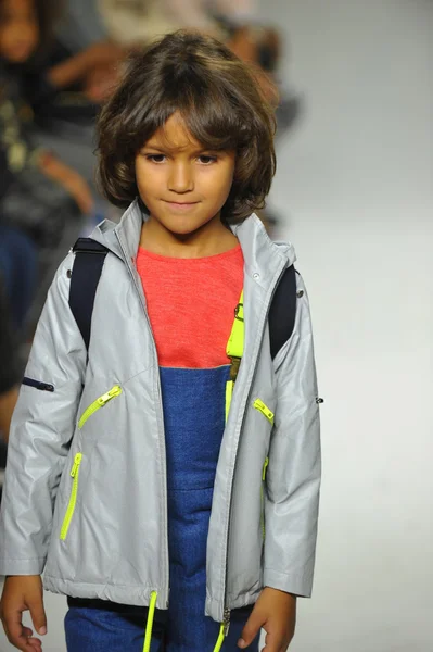 Model walks the runway during the Parsons preview — Stock Photo, Image