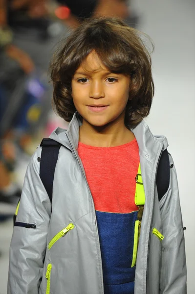 Model walks the runway during the Parsons preview — Stock Photo, Image