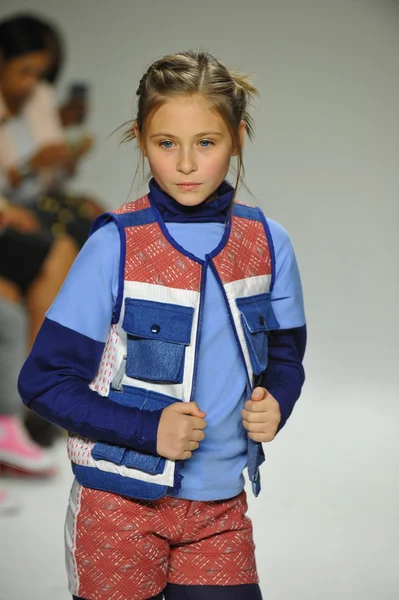 Modeli pist Parsons önizleme sırasında yürür.