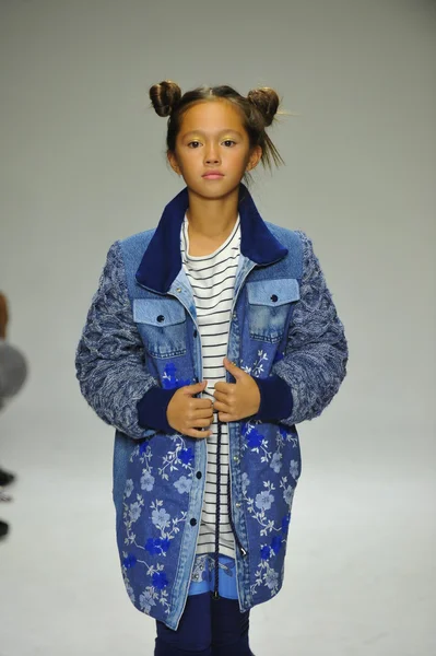 Model walks the runway during the Parsons preview — Stock Photo, Image