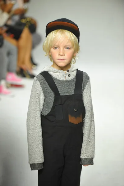 Model walks the runway during the Parsons preview — Stock Photo, Image