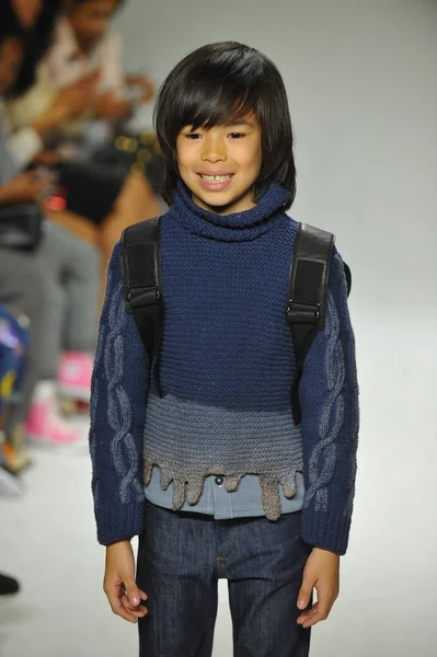 Model walks the runway during the Parsons preview — Stock Photo, Image