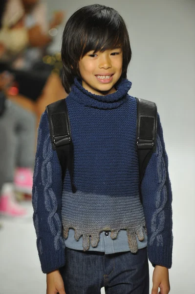 Model walks the runway during the Parsons preview — Stock Photo, Image