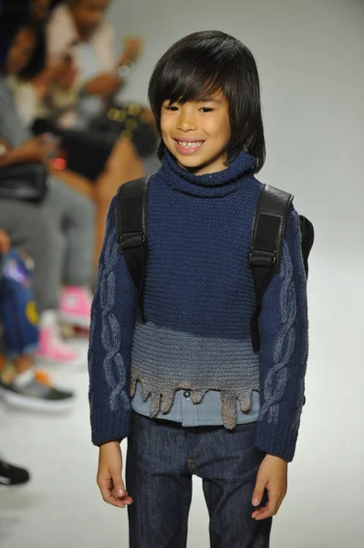 Model walks the runway during the Parsons preview — Stock Photo, Image