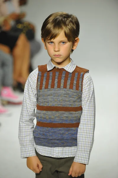 Modeli pist Parsons önizleme sırasında yürür.