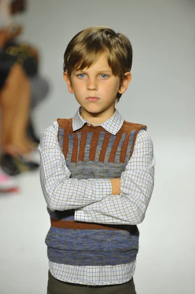 Model walks the runway during the Parsons preview — Stock Photo, Image