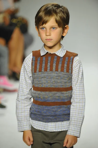 Model walks the runway during the Parsons preview — Stock Photo, Image