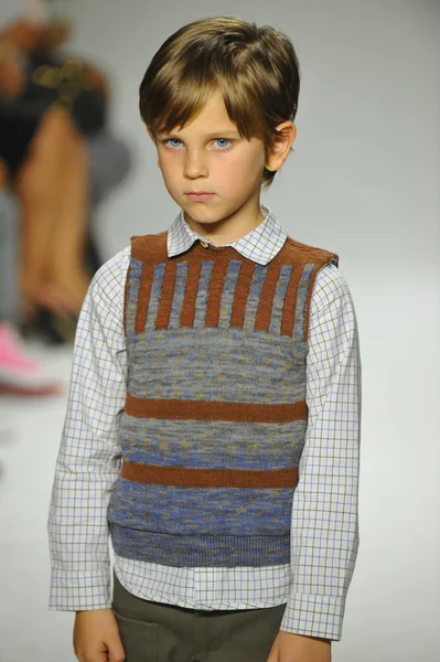 Modeli pist Parsons önizleme sırasında yürür.