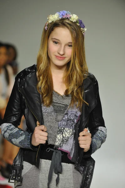 Modeli pist Parsons önizleme sırasında yürür.