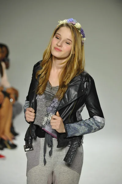 Modeli pist Parsons önizleme sırasında yürür.