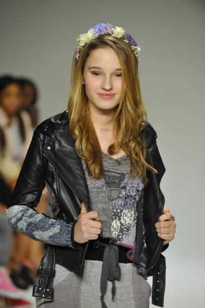 Modeli pist Parsons önizleme sırasında yürür.