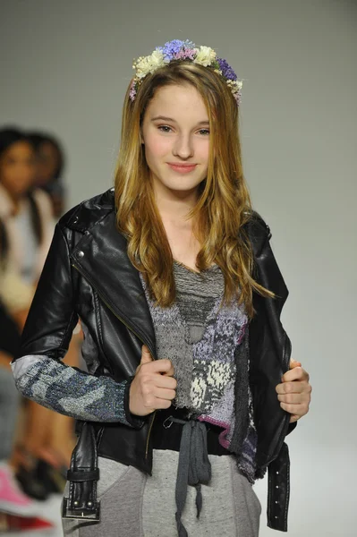 Modeli pist Parsons önizleme sırasında yürür.