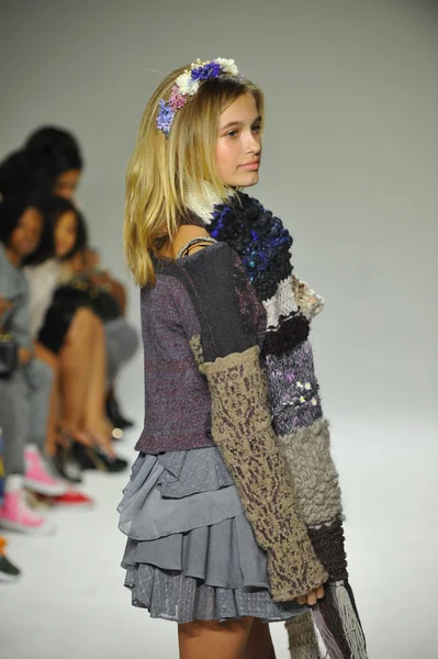 Modeli pist Parsons önizleme sırasında yürür.