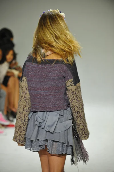 Modeli pist Parsons önizleme sırasında yürür.