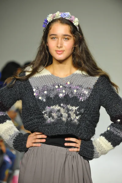 Modeli pist Parsons önizleme sırasında yürür.