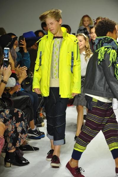 Modelos caminham no final da pista durante a pré-visualização de Parsons no petite PARADE Kids Fashion Week — Fotografia de Stock