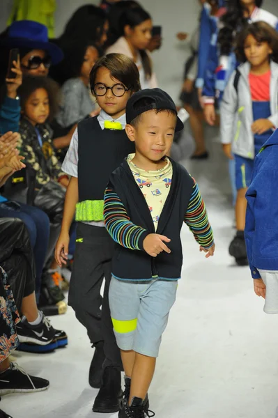 Μοντέλα με τα πόδια το φινάλε διάδρομο κατά την προεπισκόπηση εφημερίων στην εβδομάδα μόδας του petite παρέλαση παιδιά — Φωτογραφία Αρχείου
