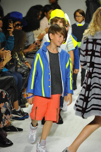 Modeller petite geçit töreni çocuklar moda haftası Parsons önizleme sırasında pist final yürümek — Stok fotoğraf