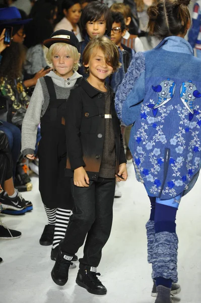 Modellek séta a kifutón finálé során a Parsons előnézet petite Parade Kids Fashion Week — Stock Fotó