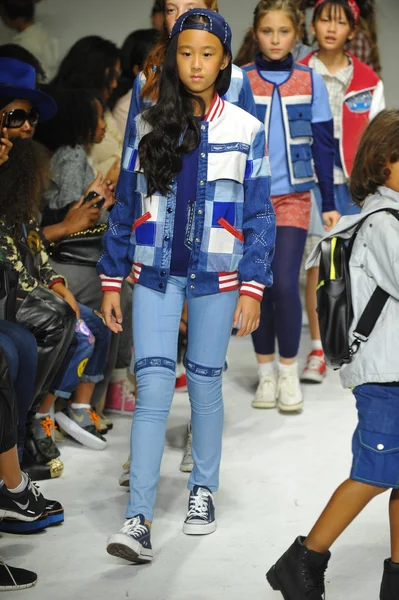 Modelos caminan el final de la pasarela durante la vista previa de Parsons en petite PARADE Kids Fashion Week — Foto de Stock