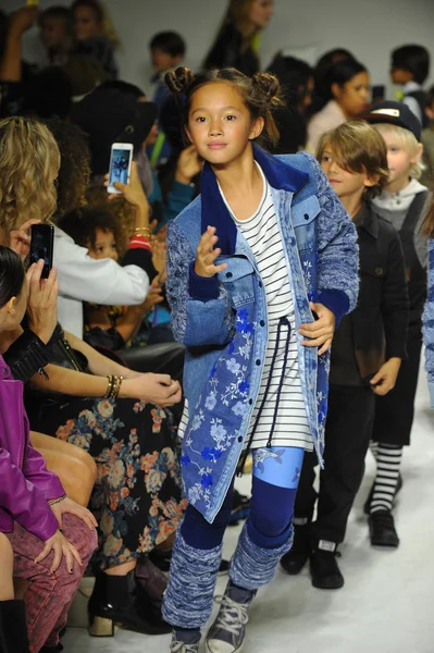 Модели прогуливаются до финала подиума во время предварительного показа Парсонса на Неделе детской моды в Парада — стоковое фото