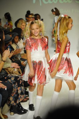 Modelleri pist finale Alivia Simone önizleme sırasında yürümek.