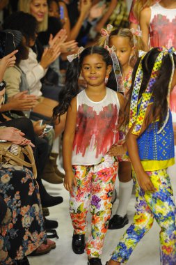 Modelleri pist finale Alivia Simone önizleme sırasında yürümek.