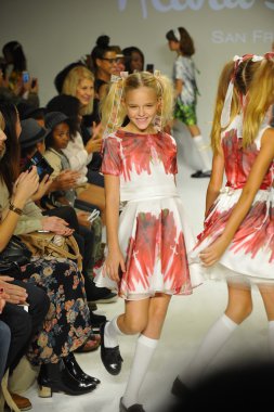 Modelleri pist finale Alivia Simone önizleme sırasında yürümek.