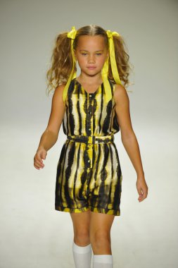 Model, Alivia Simone ön gösterimi sırasında küçük geçit töreninde podyumda yürüyor.