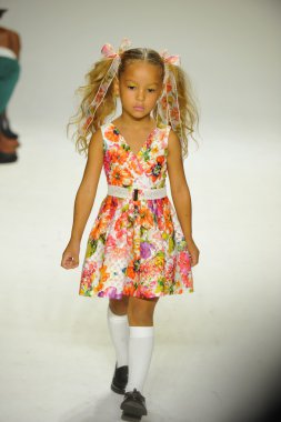 Model, Alivia Simone ön gösterimi sırasında küçük geçit töreninde podyumda yürüyor.