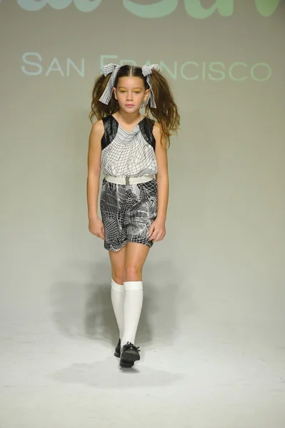 La modella percorre la passerella durante l'anteprima di Alivia Simone alla petite PARADE Kids Fashion Week — Foto Stock