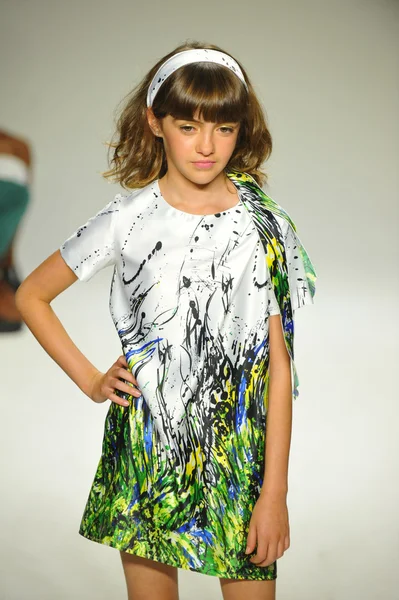 Modelo caminha na pista durante a pré-visualização de Alivia Simone no petite PARADE Kids Fashion Week — Fotografia de Stock