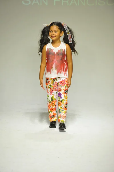 Model walks the runway during the Alivia Simone preview at petite PARADE Kids Fashion Week — Stock Photo, Image