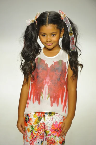 Model loopt de baan tijdens de Alivia Simone preview op petite PARADE Kids Fashion Week — Stockfoto