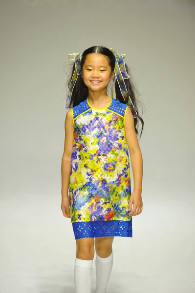Le mannequin parcourt la piste lors de l'avant-première Alivia Simone lors de la petite PARADE Kids Fashion Week — Photo