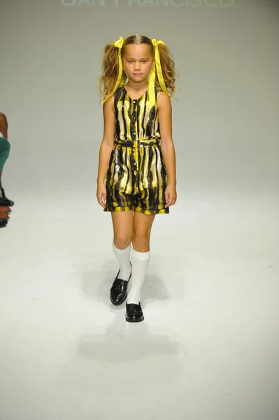 Modelo camina por la pasarela durante la vista previa de Alivia Simone en petite PARADE Kids Fashion Week —  Fotos de Stock