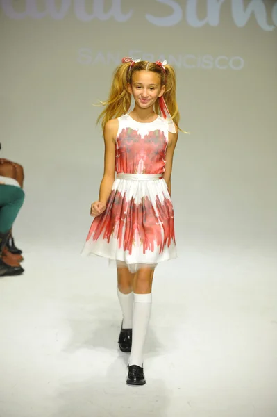 Le mannequin parcourt la piste lors de l'avant-première Alivia Simone lors de la petite PARADE Kids Fashion Week — Photo