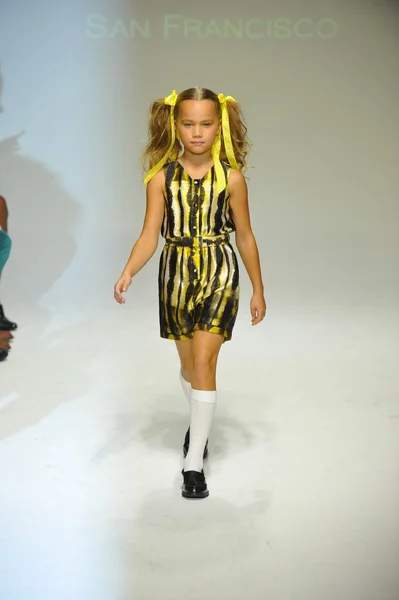 Model läuft während der Alivia Simone Preview auf der zierlichen PARADE Kids Fashion Week über den Laufsteg — Stockfoto