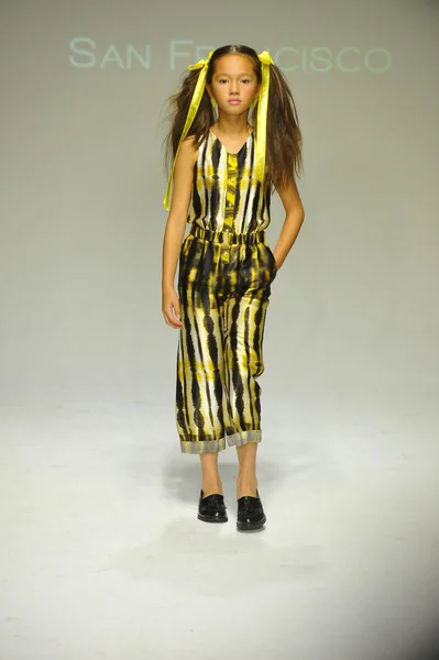 モデルは、小柄なPARADEキッズファッションウィークでAlivia Simoneプレビュー中に滑走路を歩く — ストック写真