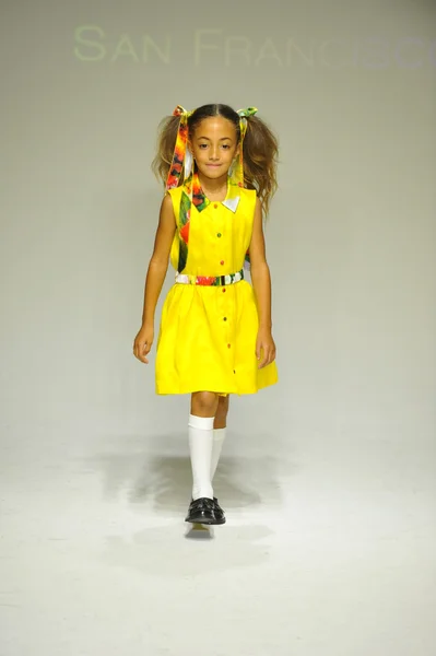 La modella percorre la passerella durante l'anteprima di Alivia Simone alla petite PARADE Kids Fashion Week — Foto Stock
